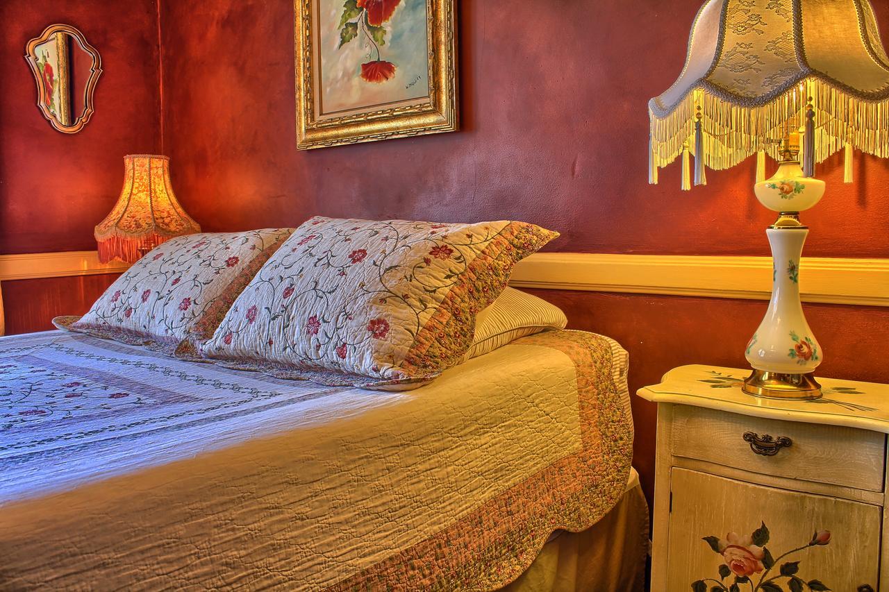 The Old Courthouse Inn Powell River Room photo
